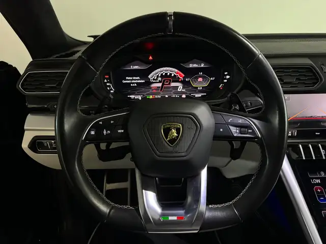 Lamborghini Urus view 5