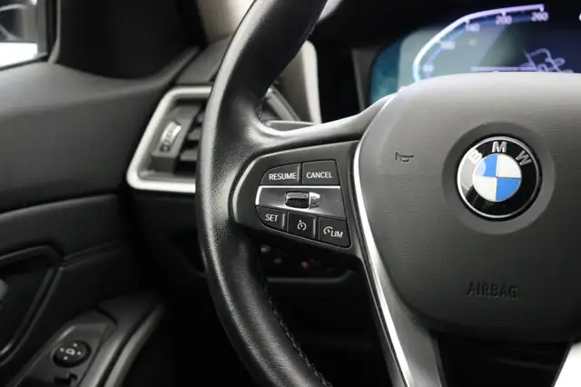 BMW 3 Series view 24