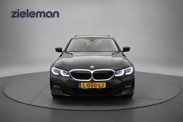 BMW 3 Series view 17