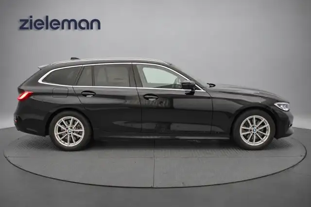 BMW 3 Series view 18
