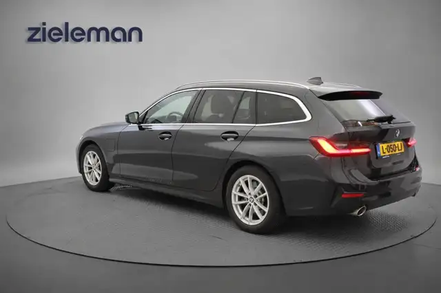 BMW 3 Series view 3