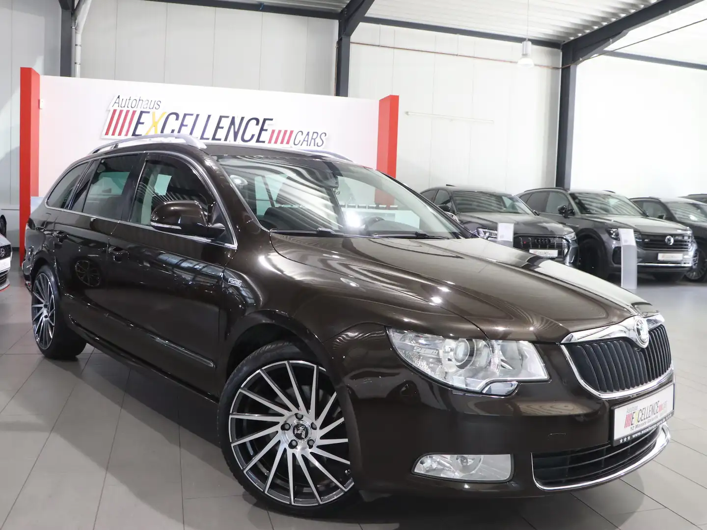 Skoda Superb Combi 2.0 TDI DSG FAMILY / BI-XENON / AHK Braun - 2
