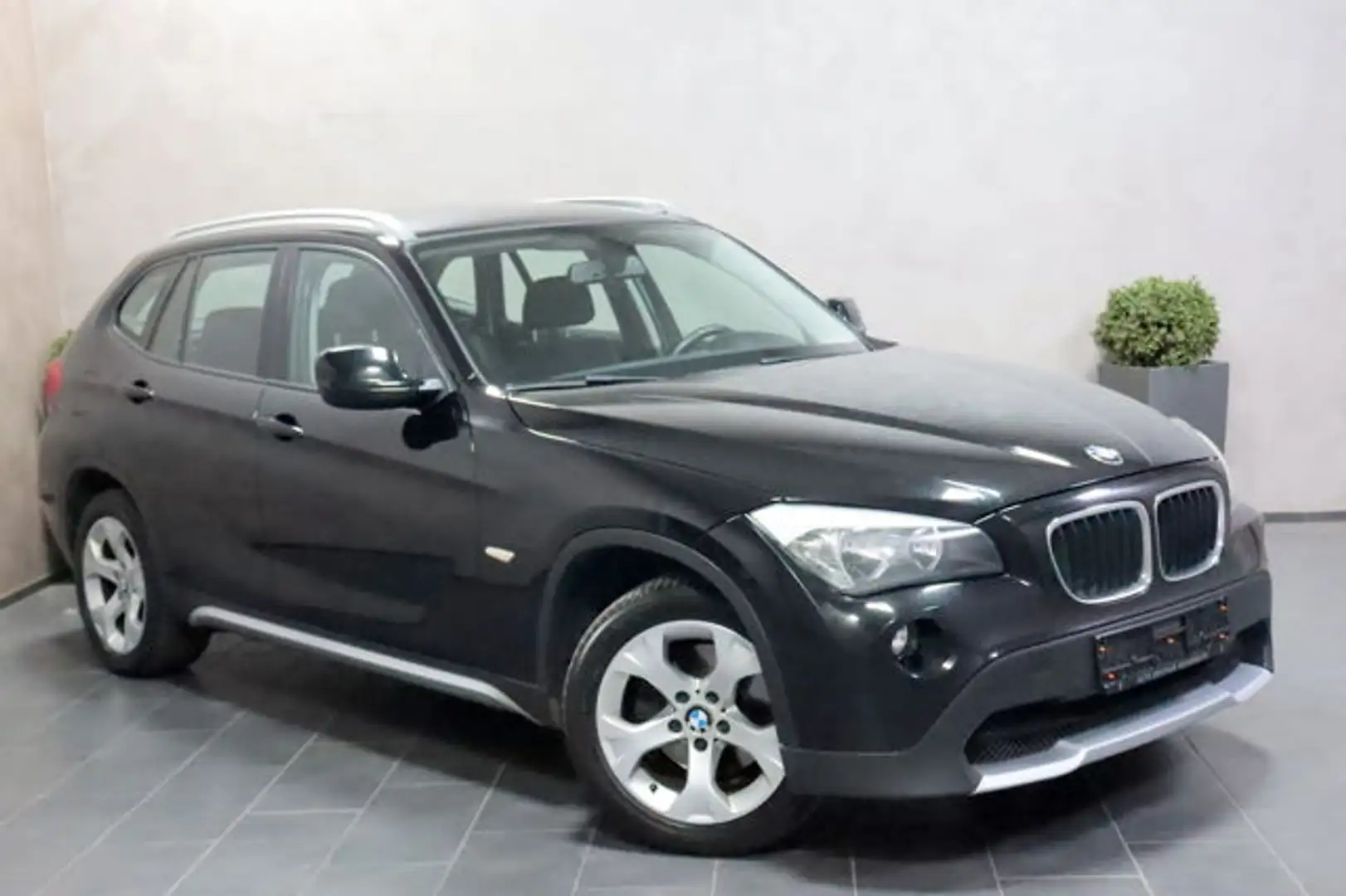 BMW X1 18 sDrive Anhängerkupplung ALPINE PDC 17ZOLL Černá - 2