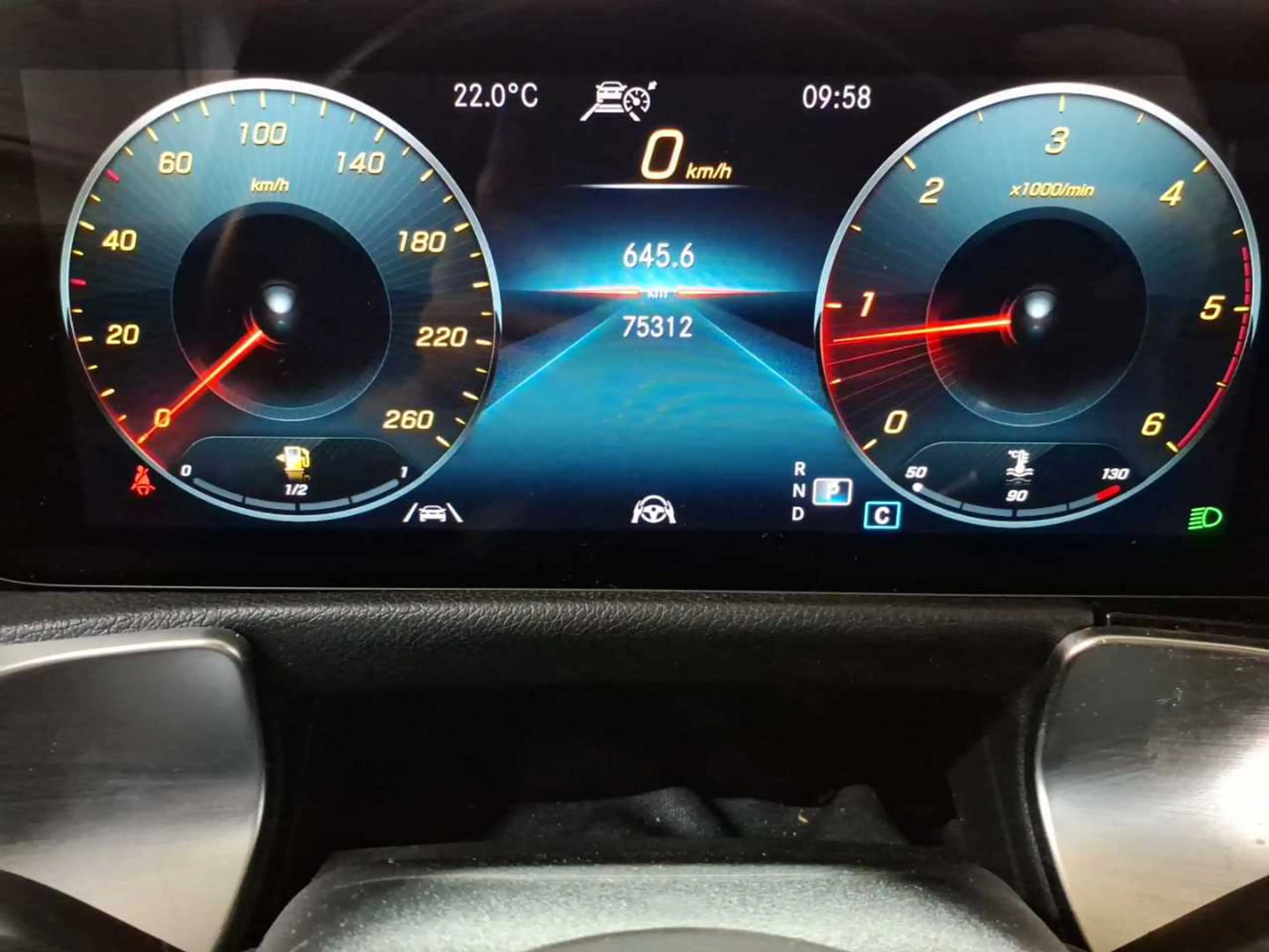 Mercedes-Benz GLB 220 GLB 220d-AMG AHK Beam PANO BusiP AssiP — photo 11