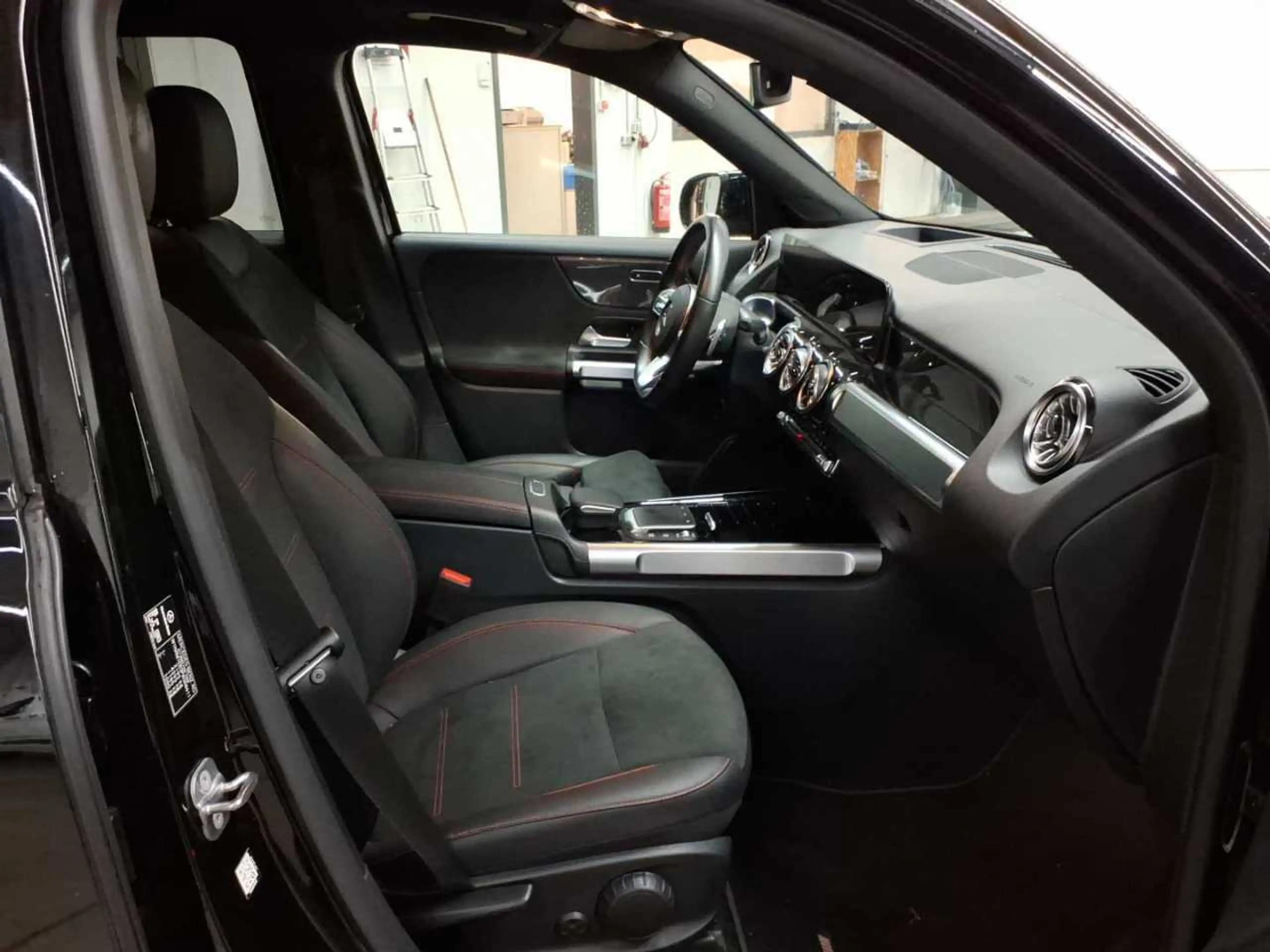 Mercedes-Benz GLB 220 GLB 220d-AMG AHK Beam PANO BusiP AssiP — photo 8