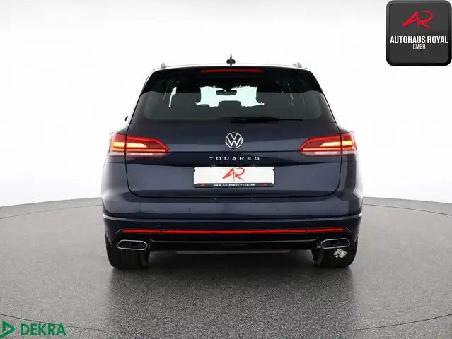Volkswagen Touareg view 3
