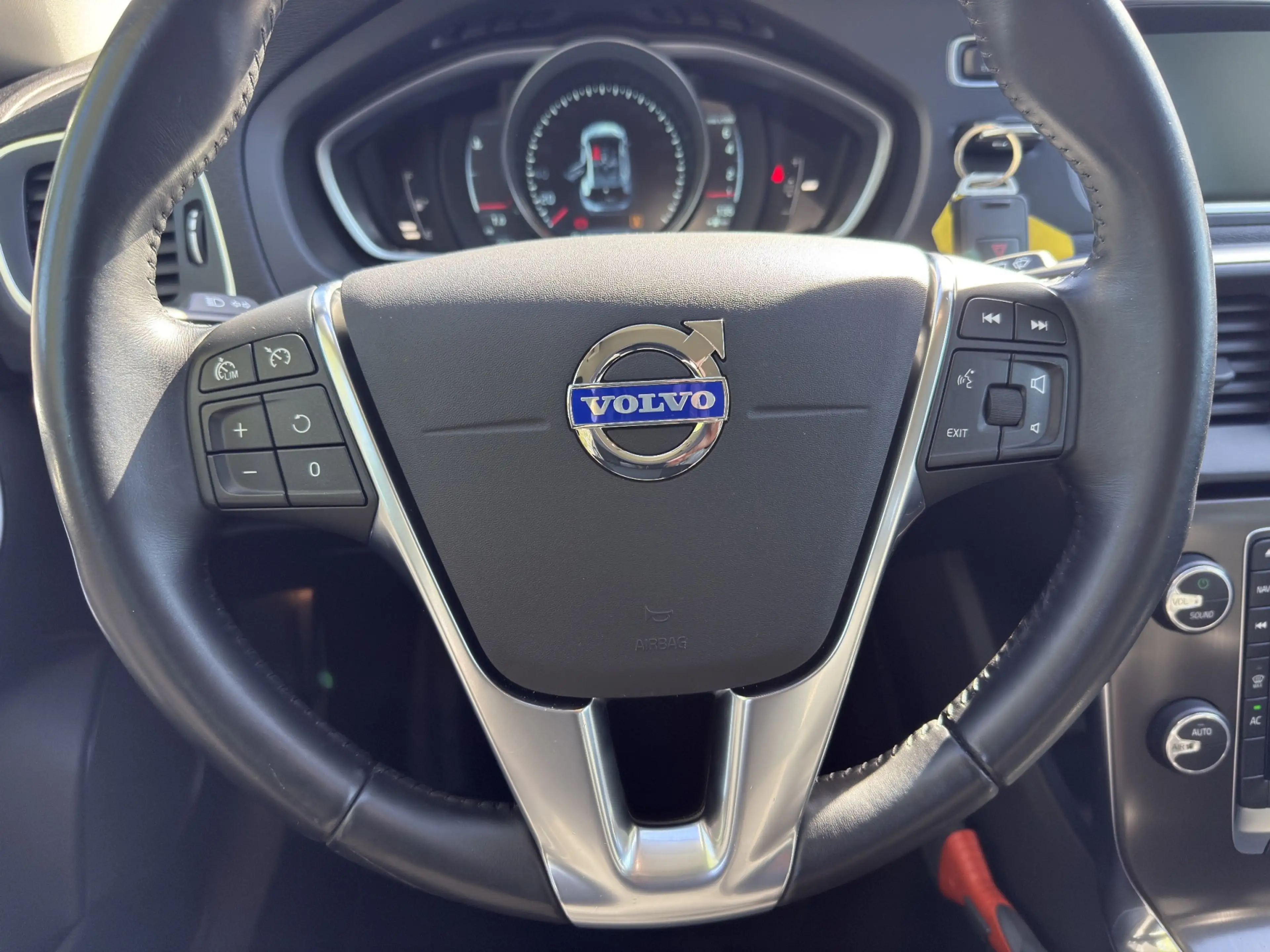 Volvo V40 1.6 T3 Momentum — photo 12