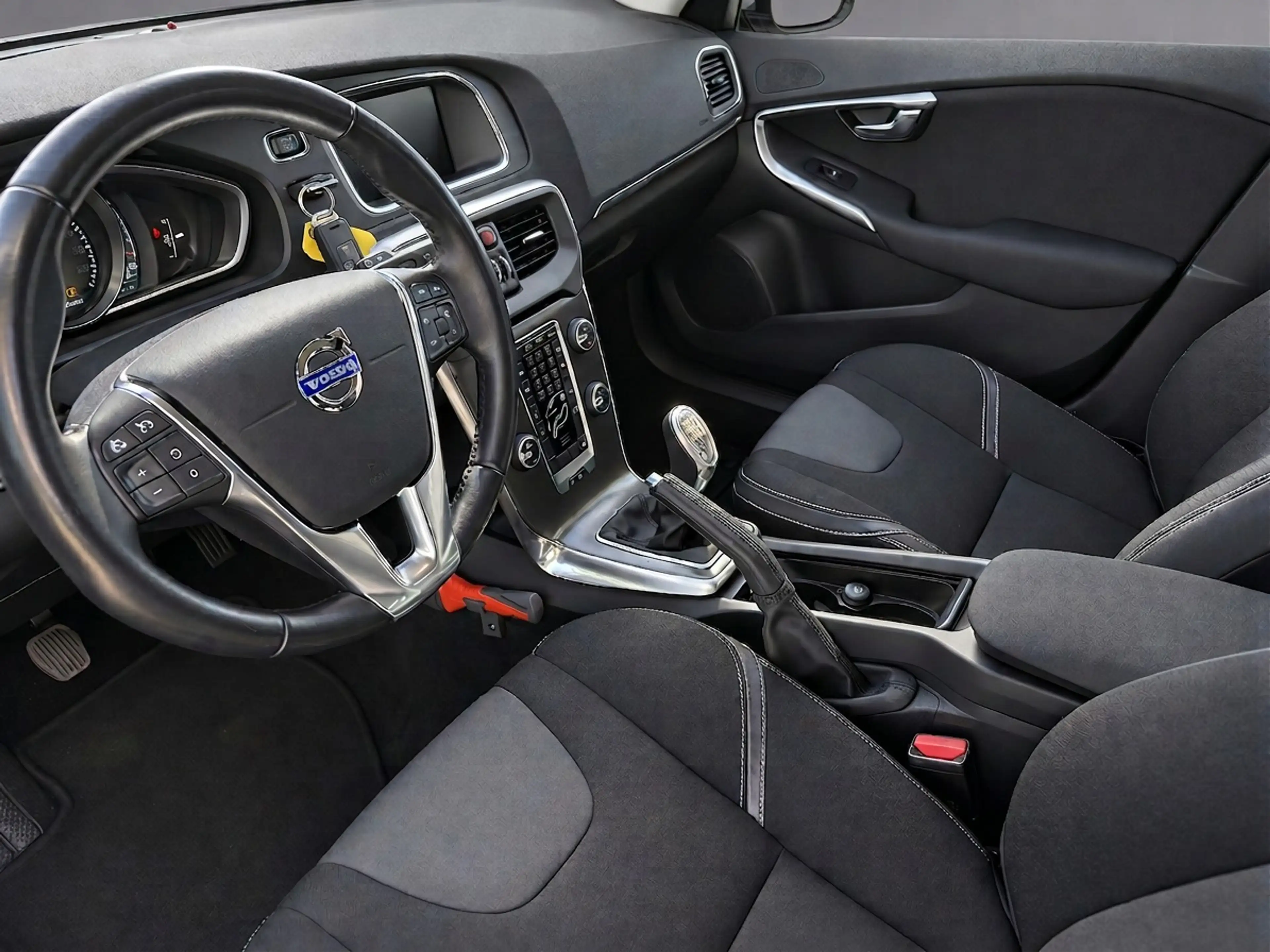 Volvo V40 1.6 T3 Momentum — photo 9
