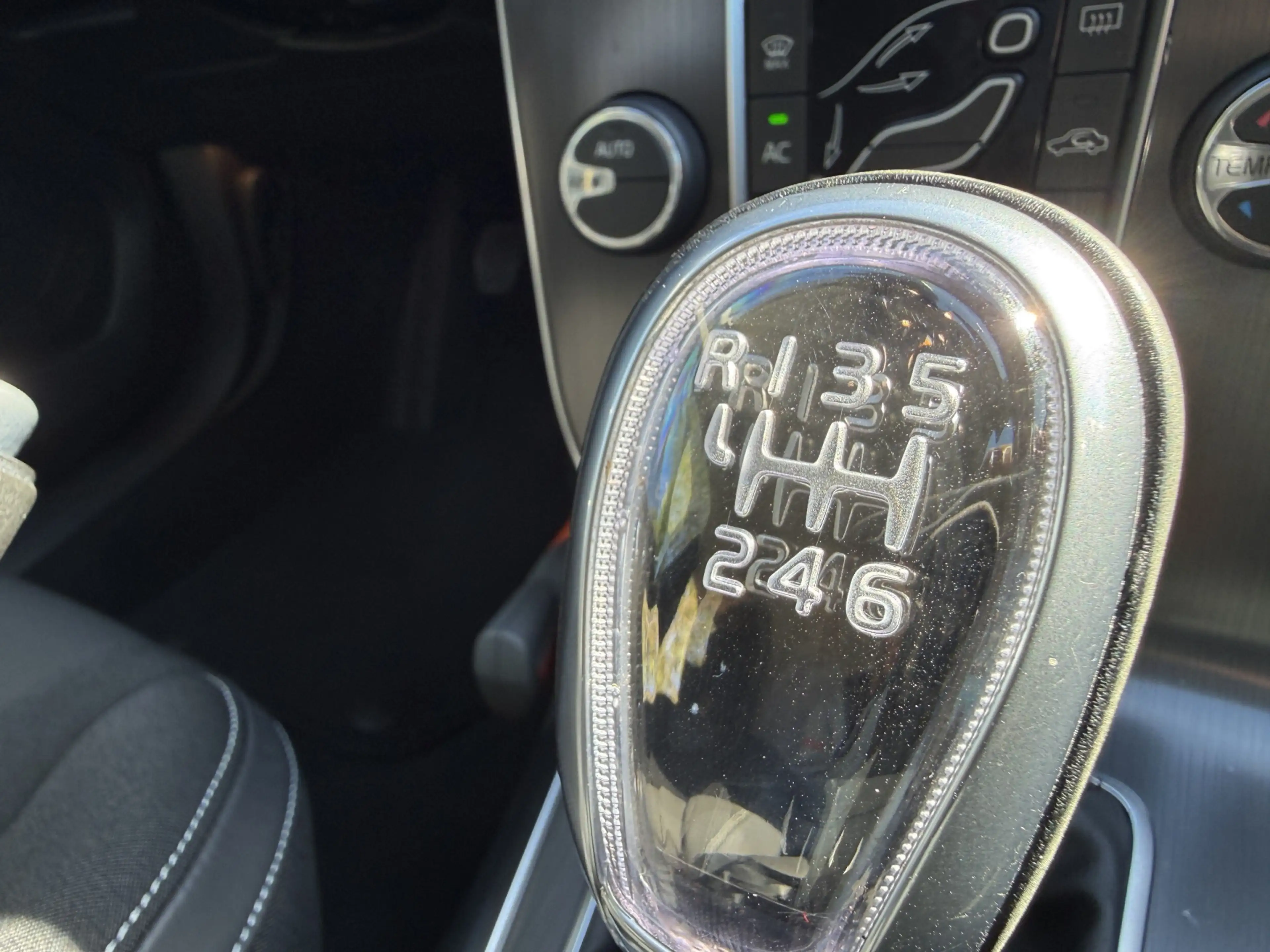 Volvo V40 1.6 T3 Momentum — photo 14