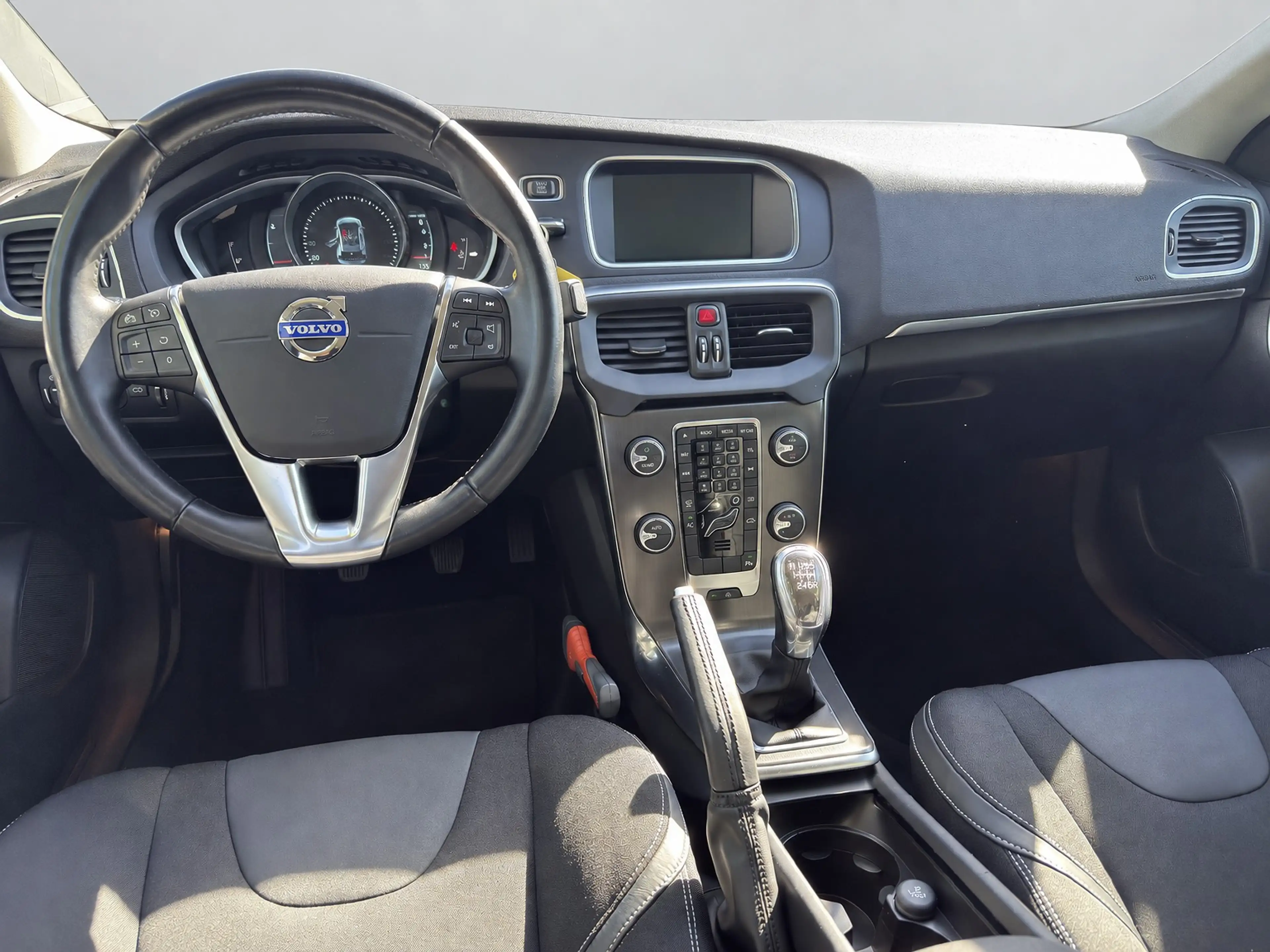 Volvo V40 1.6 T3 Momentum — photo 11