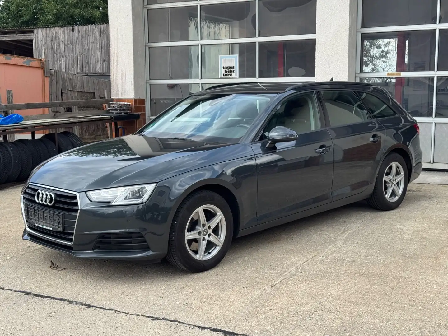 Audi A4 30 TDI S tronic Avant 1.HAND+8FACH+KAMERA Grau - 1
