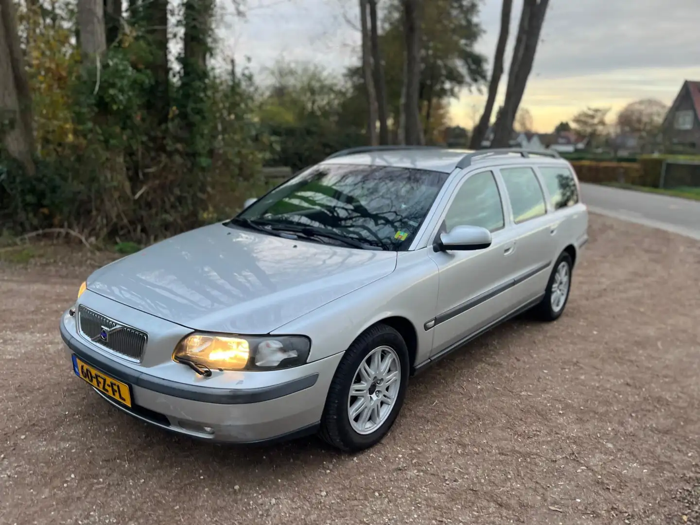 Volvo V70 2.4 T Comfort Line Grijs - 1