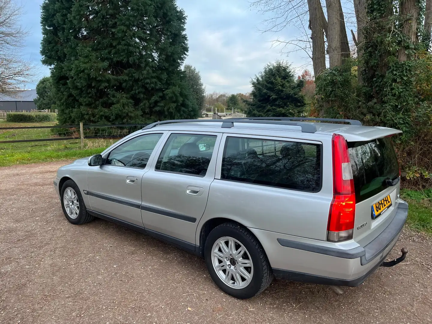 Volvo V70 2.4 T Comfort Line Grijs - 2
