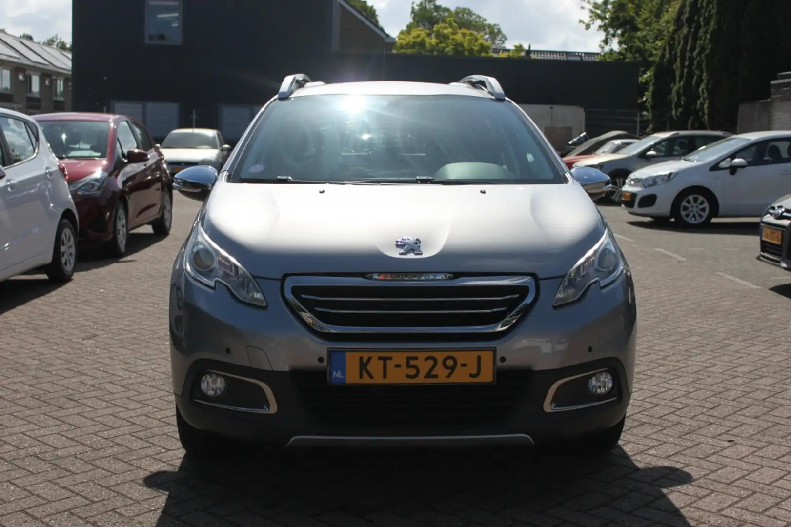 Peugeot 2008 1.2 PureTech Allure, navigatie, airco. Grijs - 2