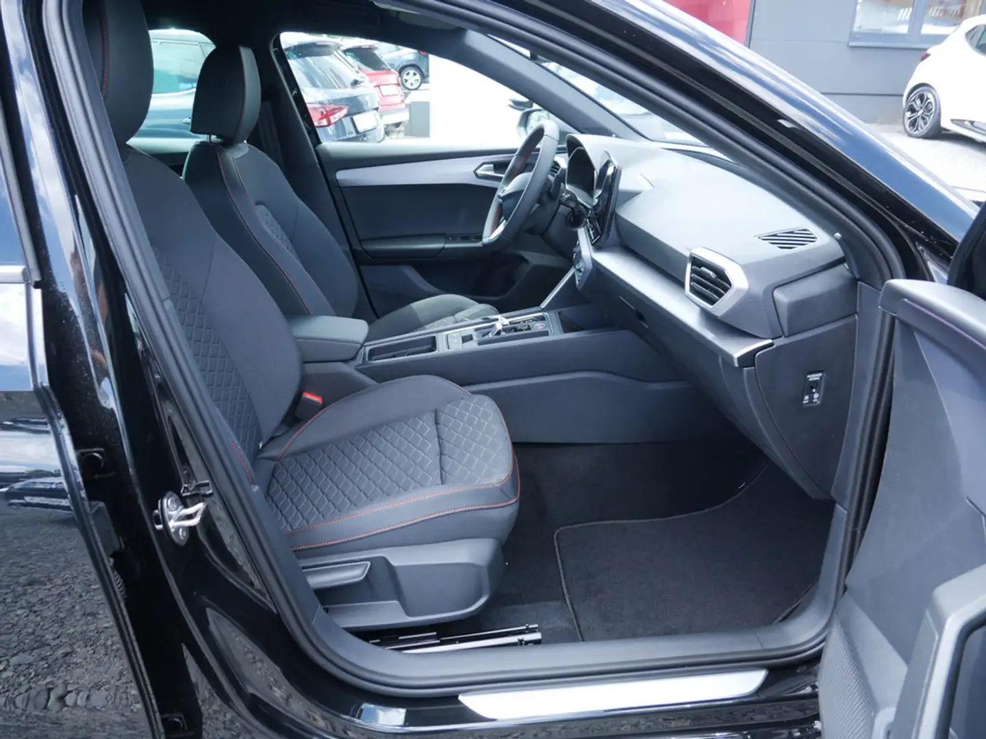 SEAT Leon FR 2.0 TDI Plus SHZ KAMERA NAVI LED ACC Schwarz - 2