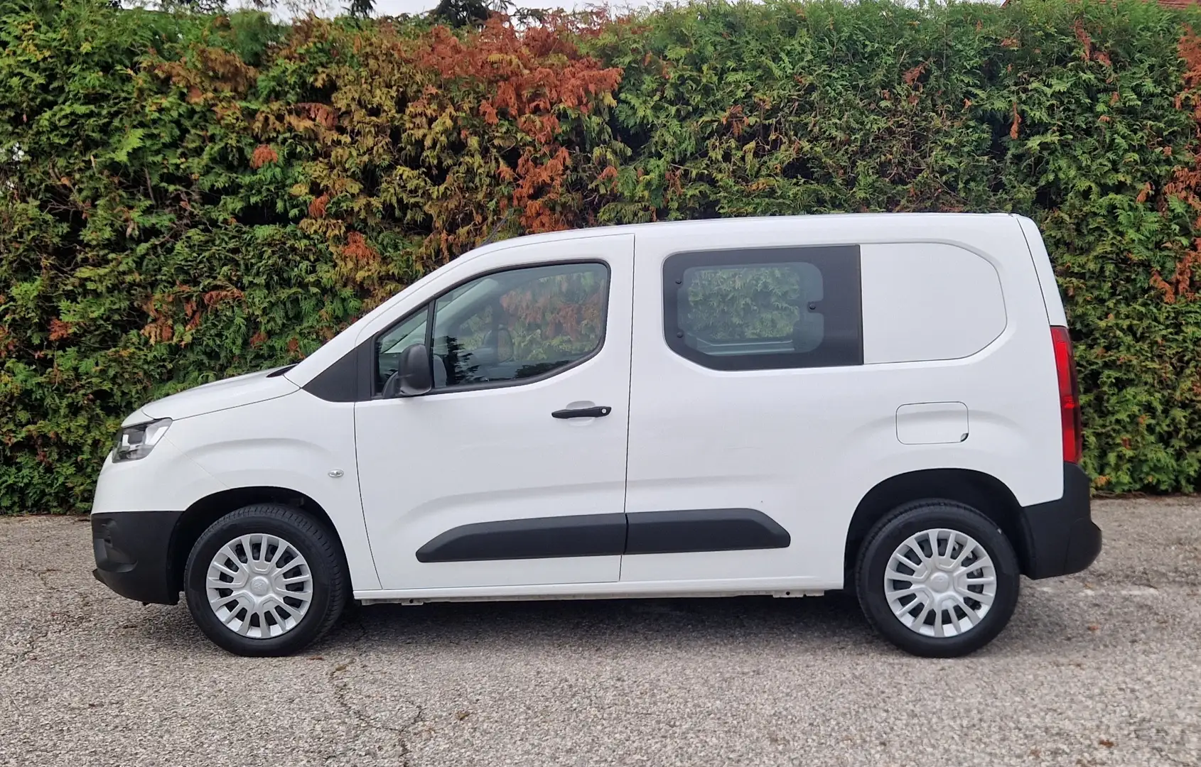 Toyota PROACE CITY 1.5 Diesel Grosser Service Neu Weiß - 2