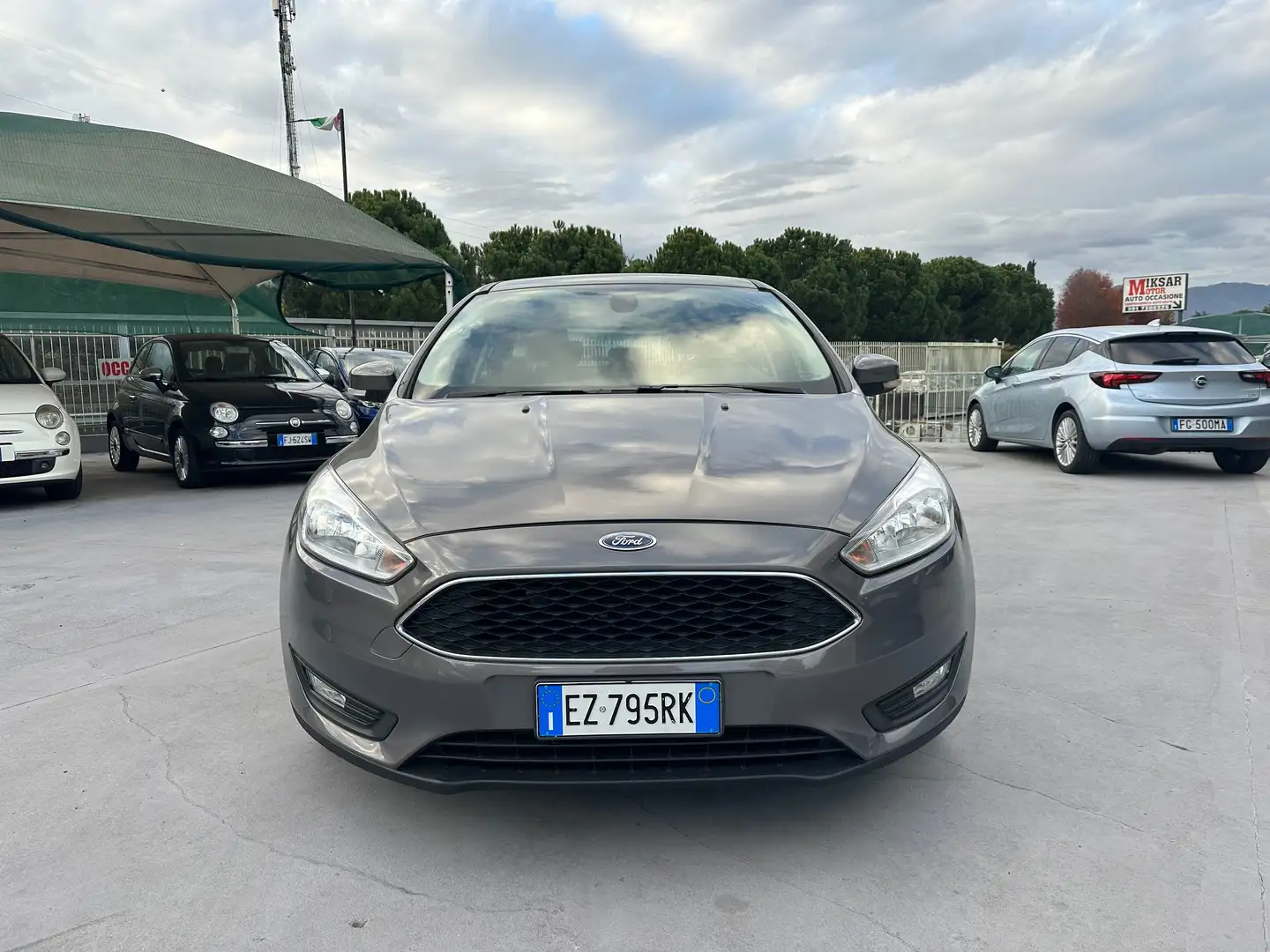Ford Focus 5p 1.6 tdci 95cv/NEOPATENTATI Grijs - 2