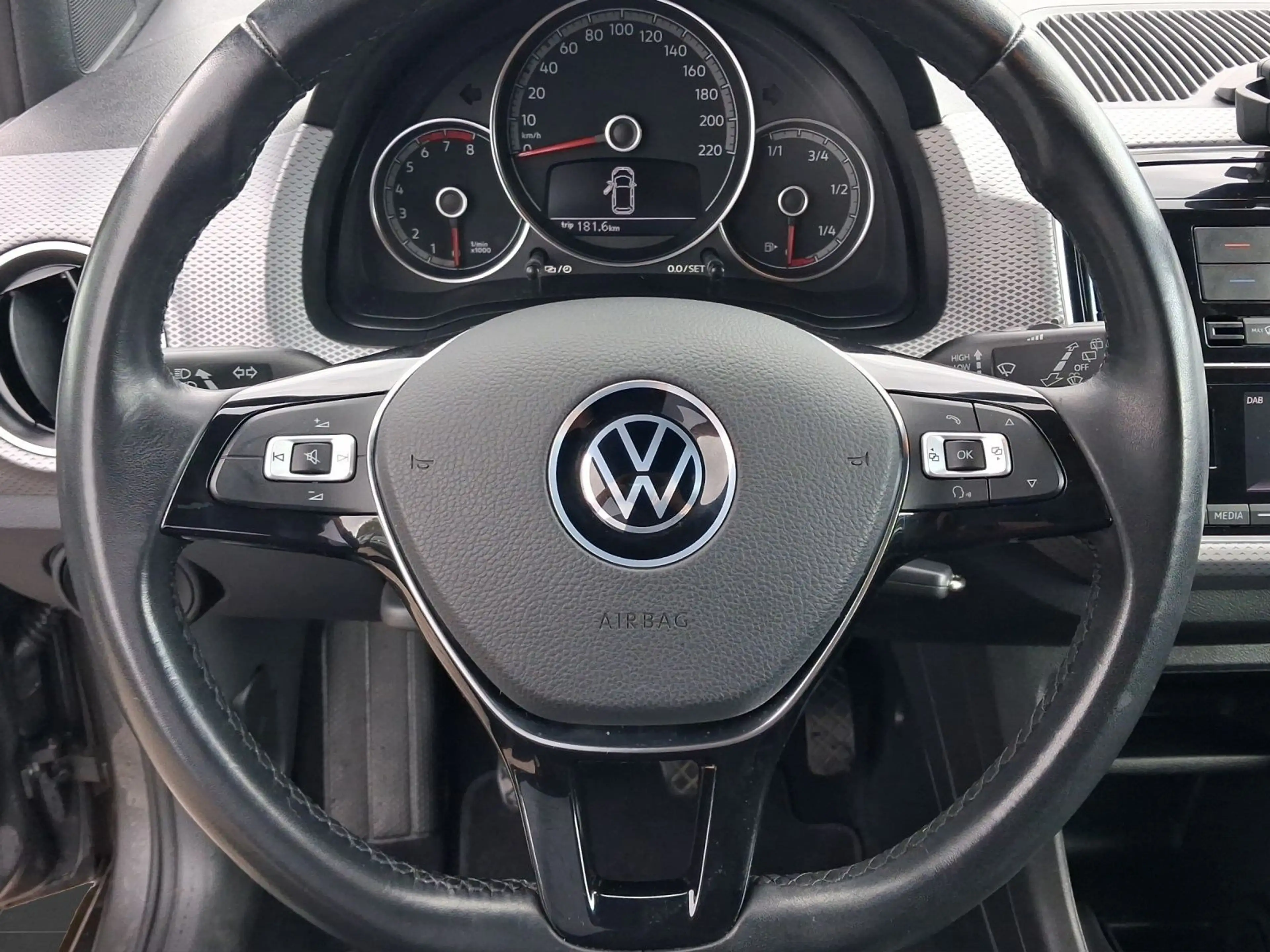 Volkswagen up! 1.0 ACTIVE BLUETOOTH SITZHZG DAB+ LM16 — photo 9