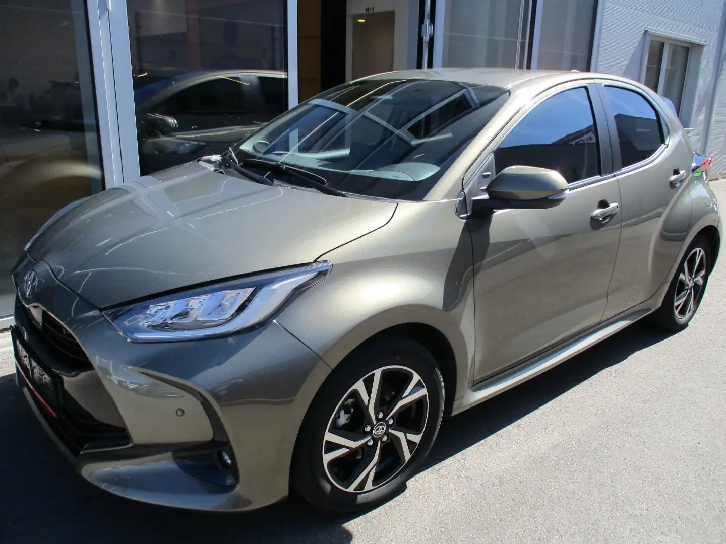 Toyota Yaris 1.5 VVT-i Hybrid Active Drive Braun - 2