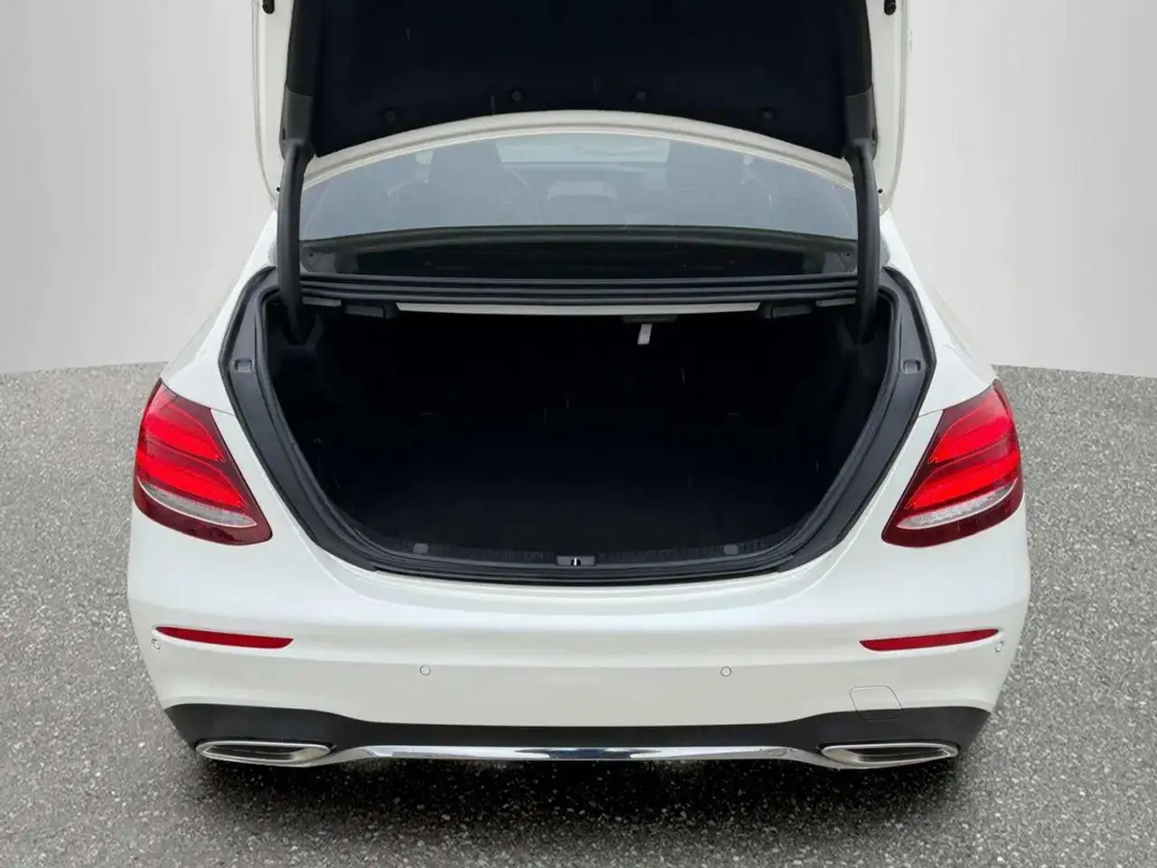 Mercedes-Benz E-Class photo Mercedes-Benz E-Class