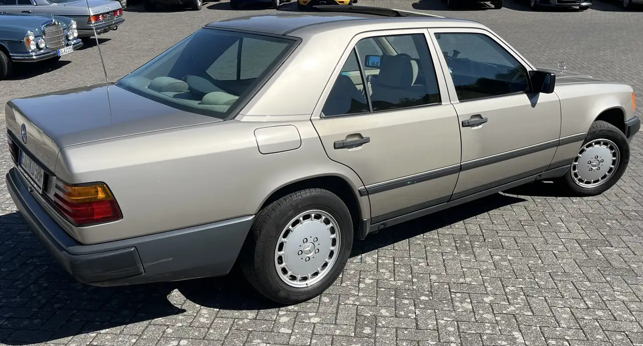 Mercedes-Benz E 300 Oldtimer, foto 5