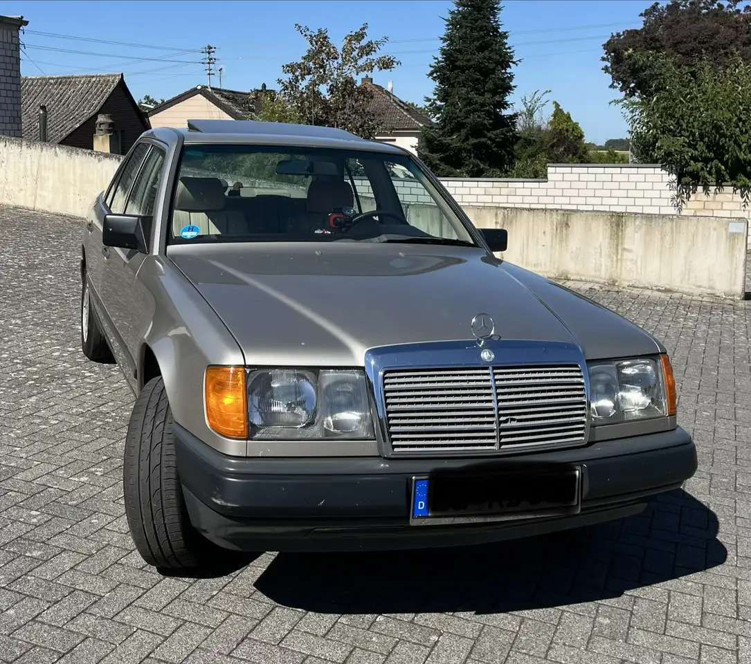 Mercedes-Benz E 300 Oldtimer, foto 1