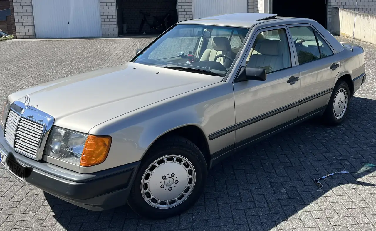 Mercedes-Benz E 300 Oldtimer, foto 6