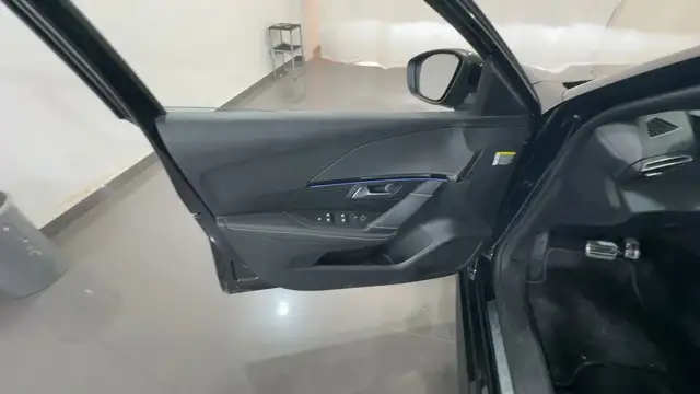 Peugeot 208 view 10