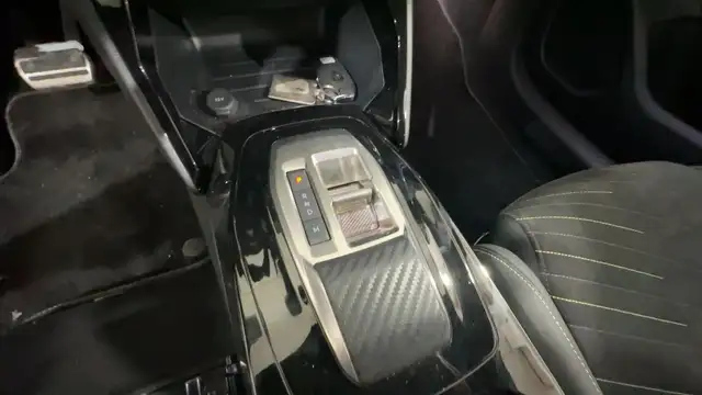 Peugeot 208 view 17