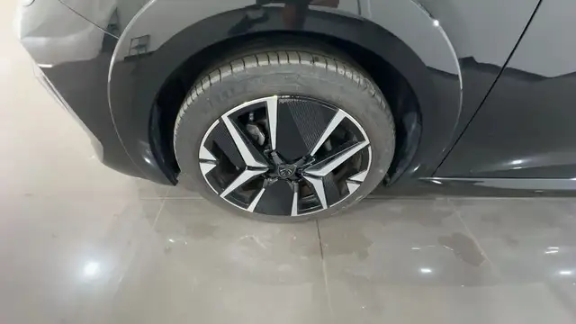 Peugeot 208 view 9