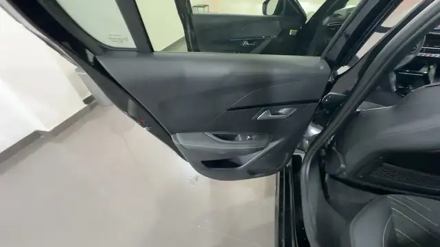 Peugeot 208 view 12