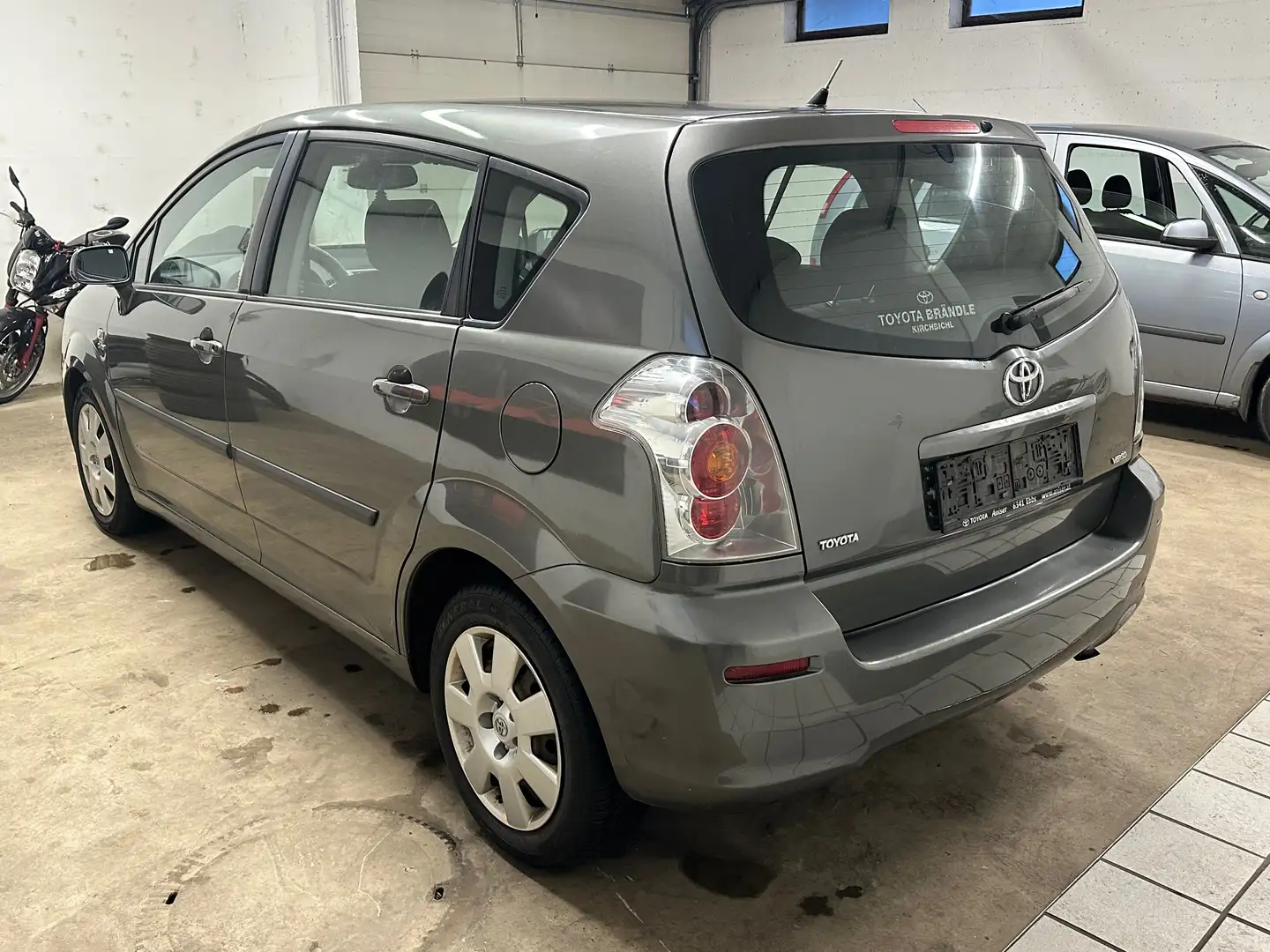 Toyota Corolla Verso 2.0 D-4D siva - 2
