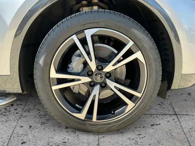 Audi Q5 view 8