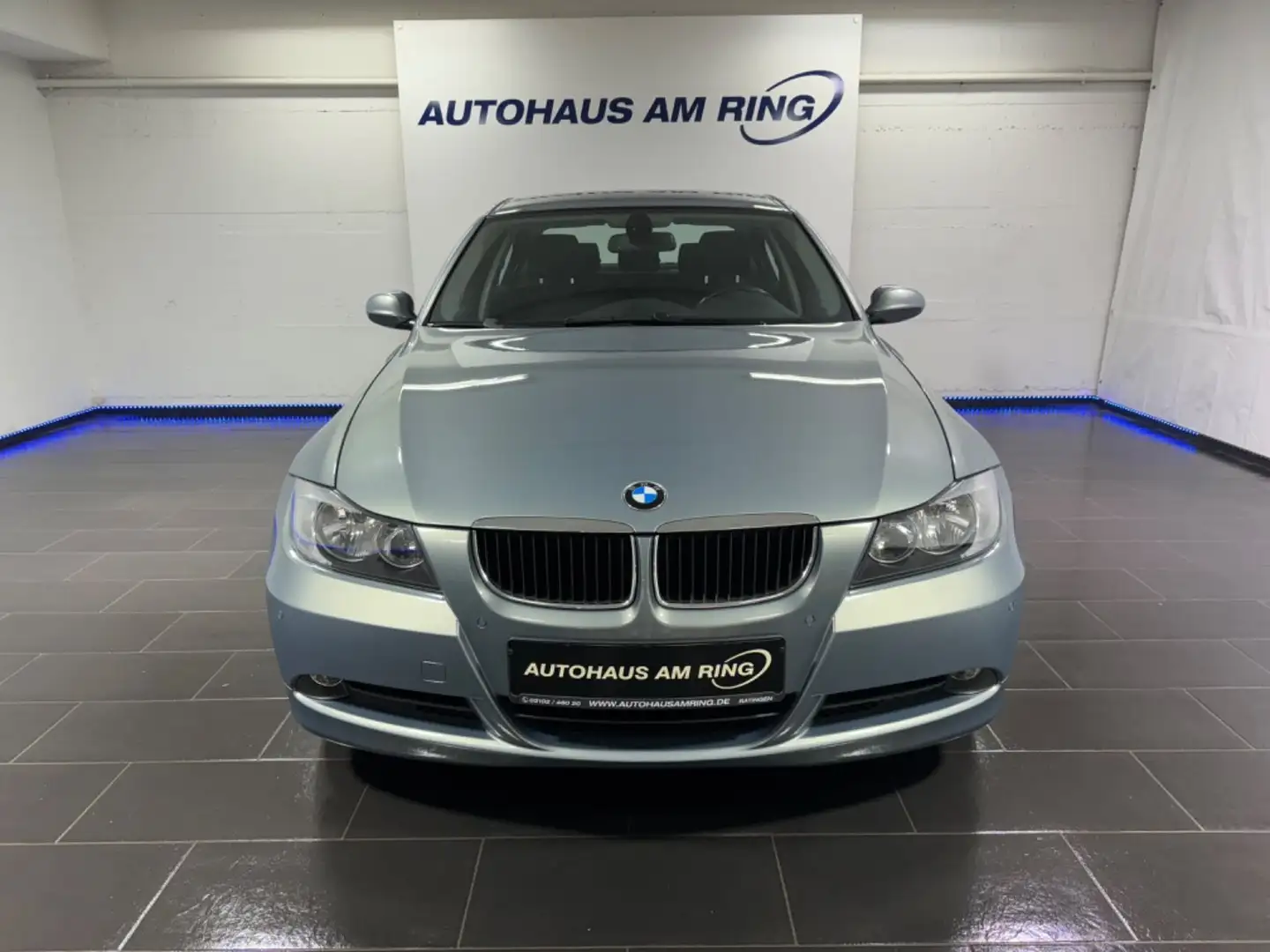 BMW 320 i Aut Lim 1H NAVI TEMPO SZHG 2xPDC 2-ZONE ALU Blau - 1