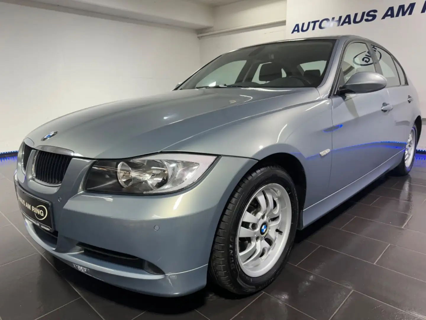 BMW 320 i Aut Lim 1H NAVI TEMPO SZHG 2xPDC 2-ZONE ALU Blau - 2