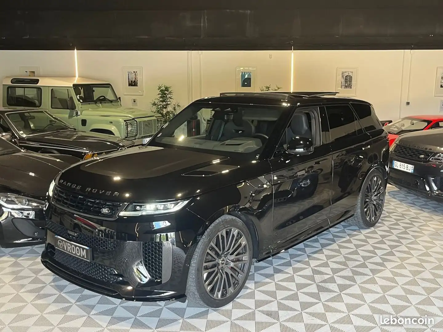 Land Rover Range Rover Sport 4.4 P635 635ch MHEV Dynamic SV Edit One Obsidian Black Gloss Noir - 1