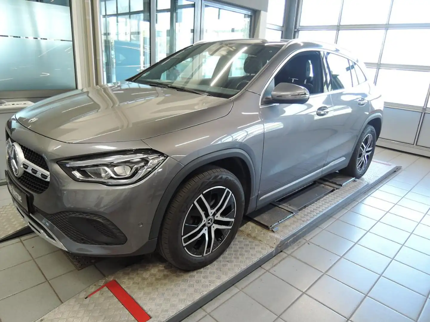 Mercedes-Benz GLA 180 d Progressive/8G/LED/Pano-SD/Kamera/AHK Grau - 1