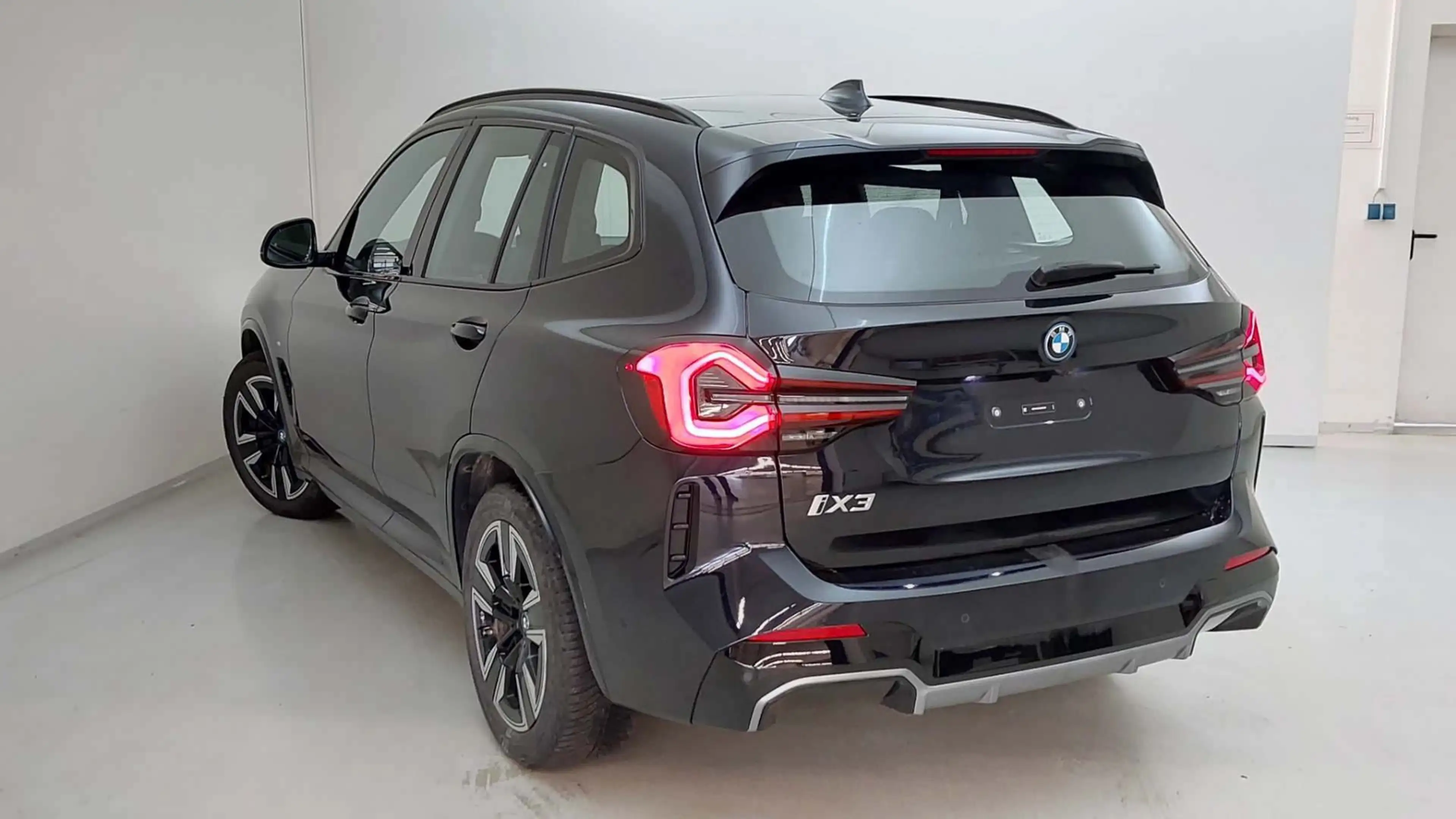 BMW iX3 M SPORT AHK/RFK/PANO/ACC/MMRY/CARPLAY — photo 2