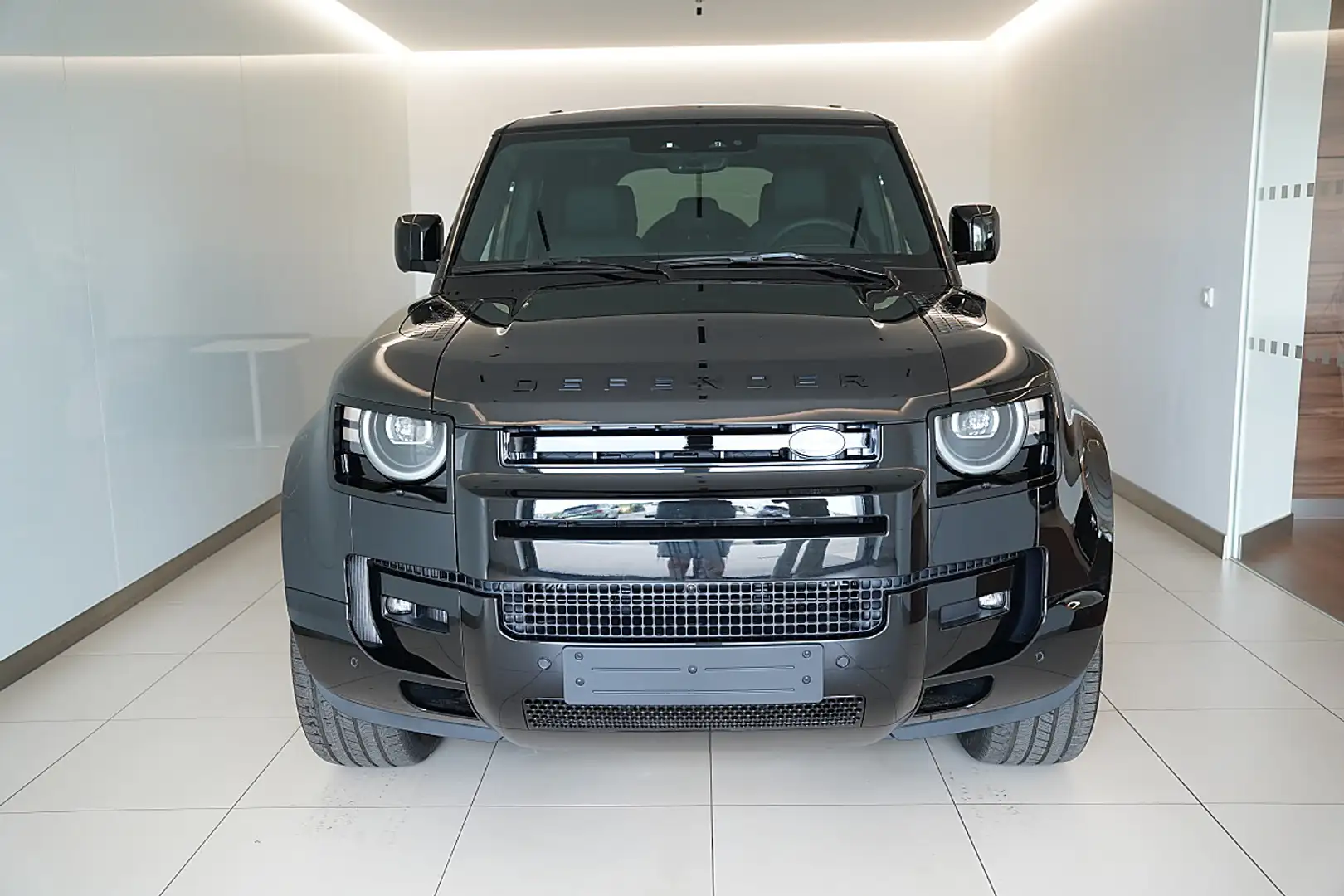 Land Rover Defender 110 X-Dynamic SE P300e Schwarz - 2