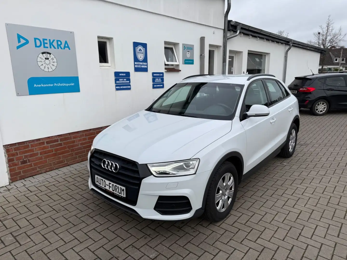 Audi Q3 2.0 TDI QUATTRO*AHK*KAMERA*NAVI* Weiß - 1