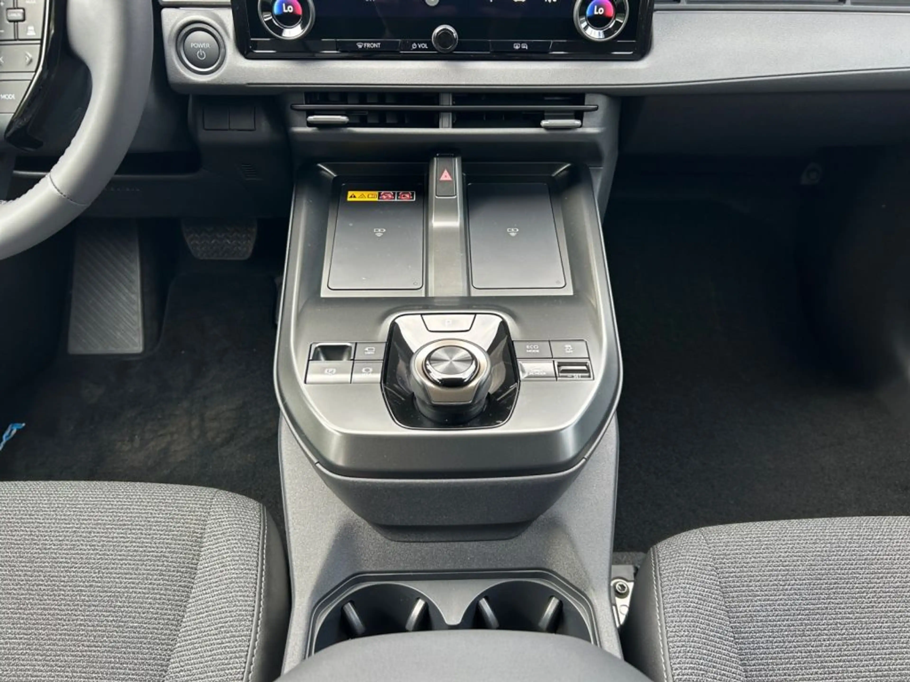 Toyota bZ4X AWD Teamplayer — photo 11
