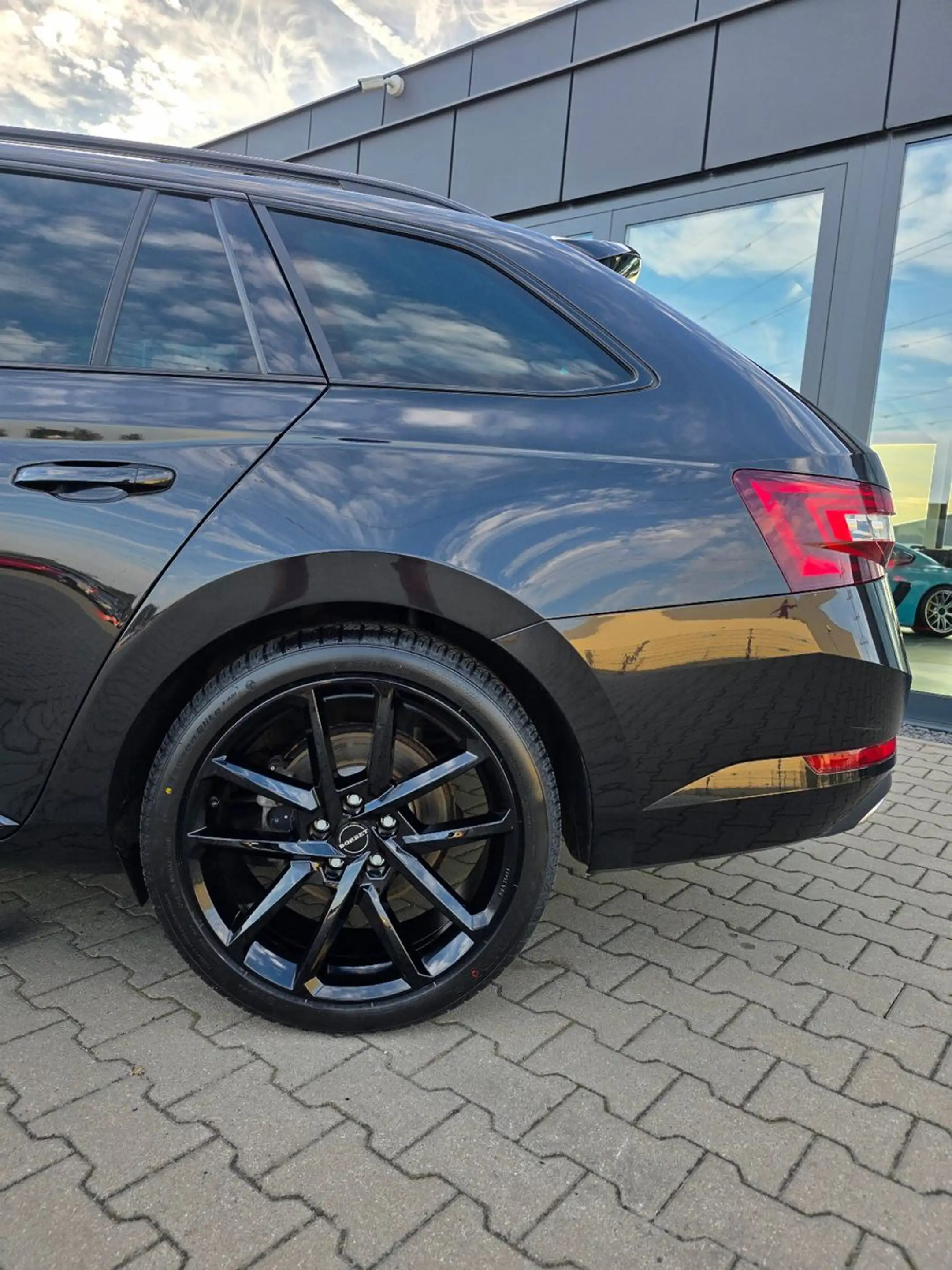Skoda Superb Combi — photo 7