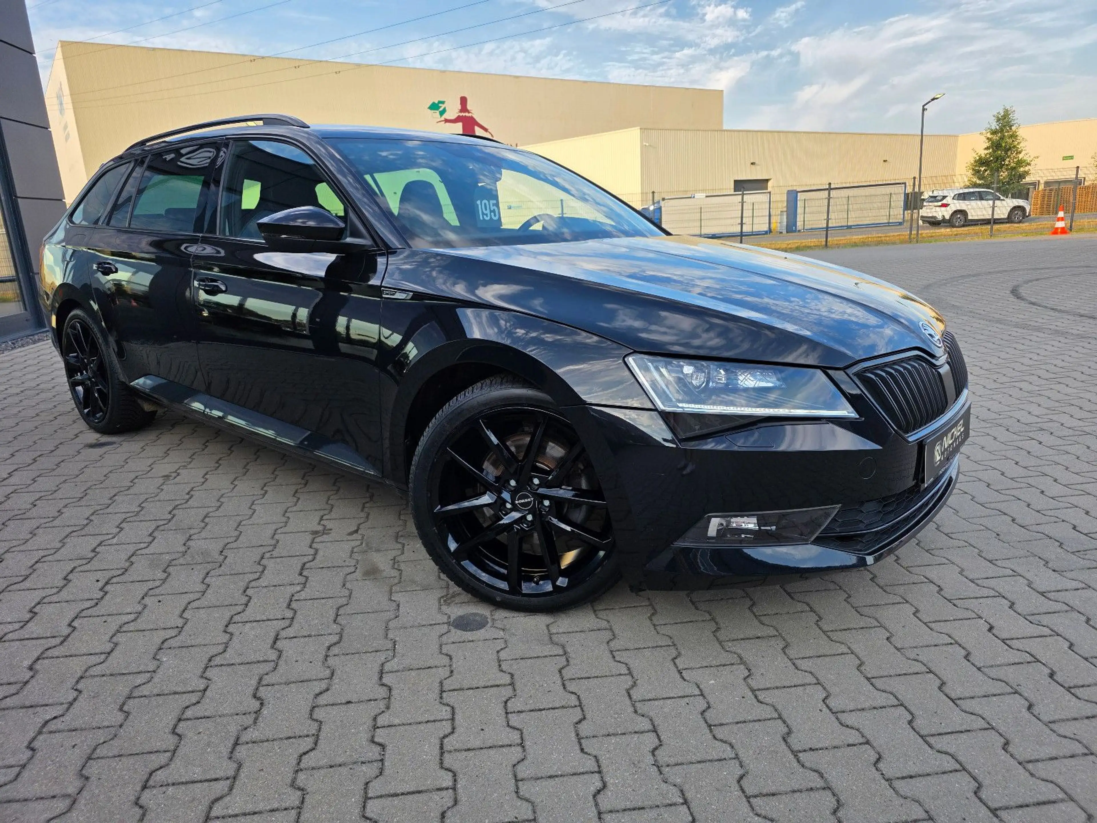 Skoda Superb Combi — photo 10