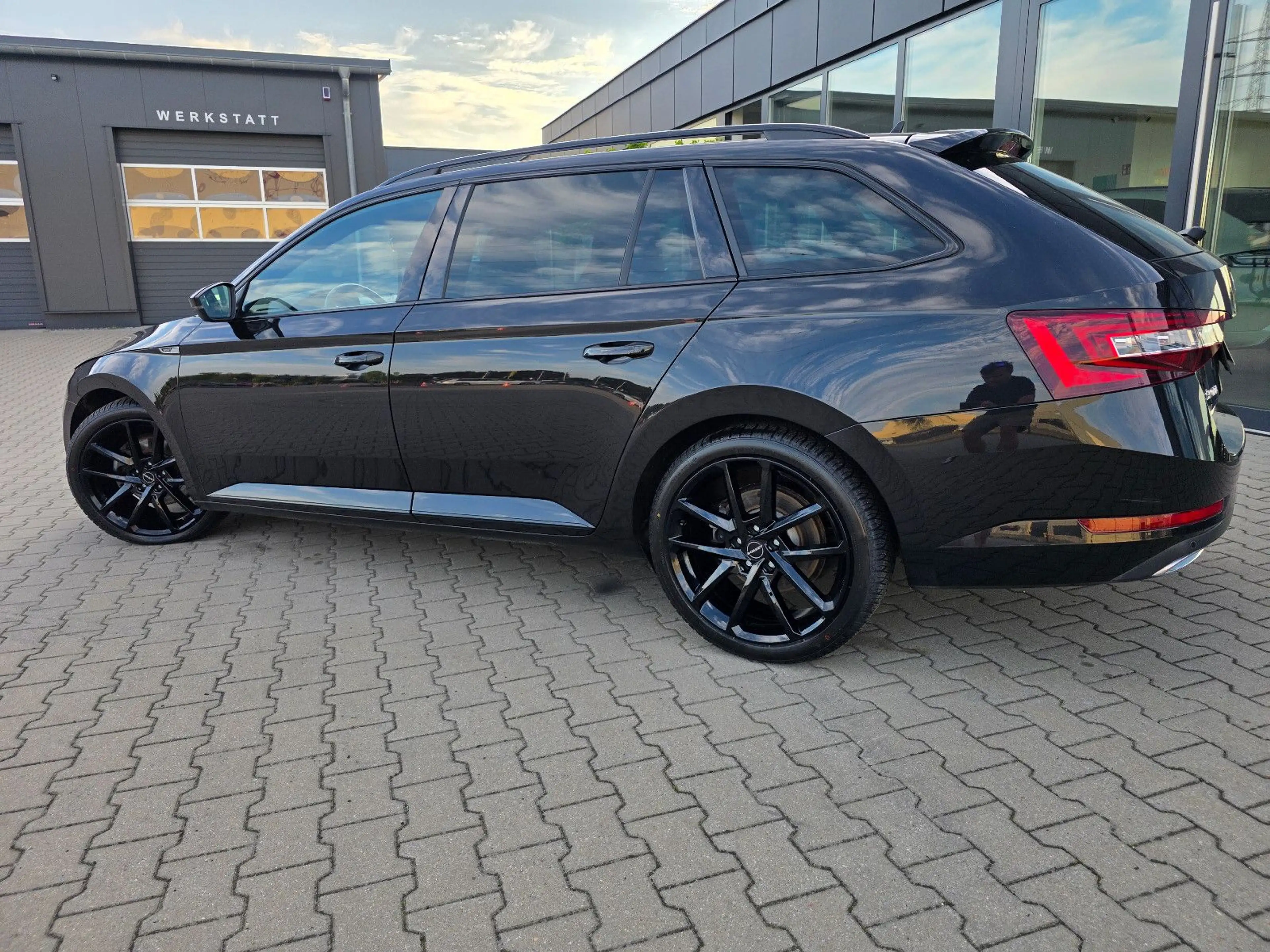 Skoda Superb Combi — photo 8