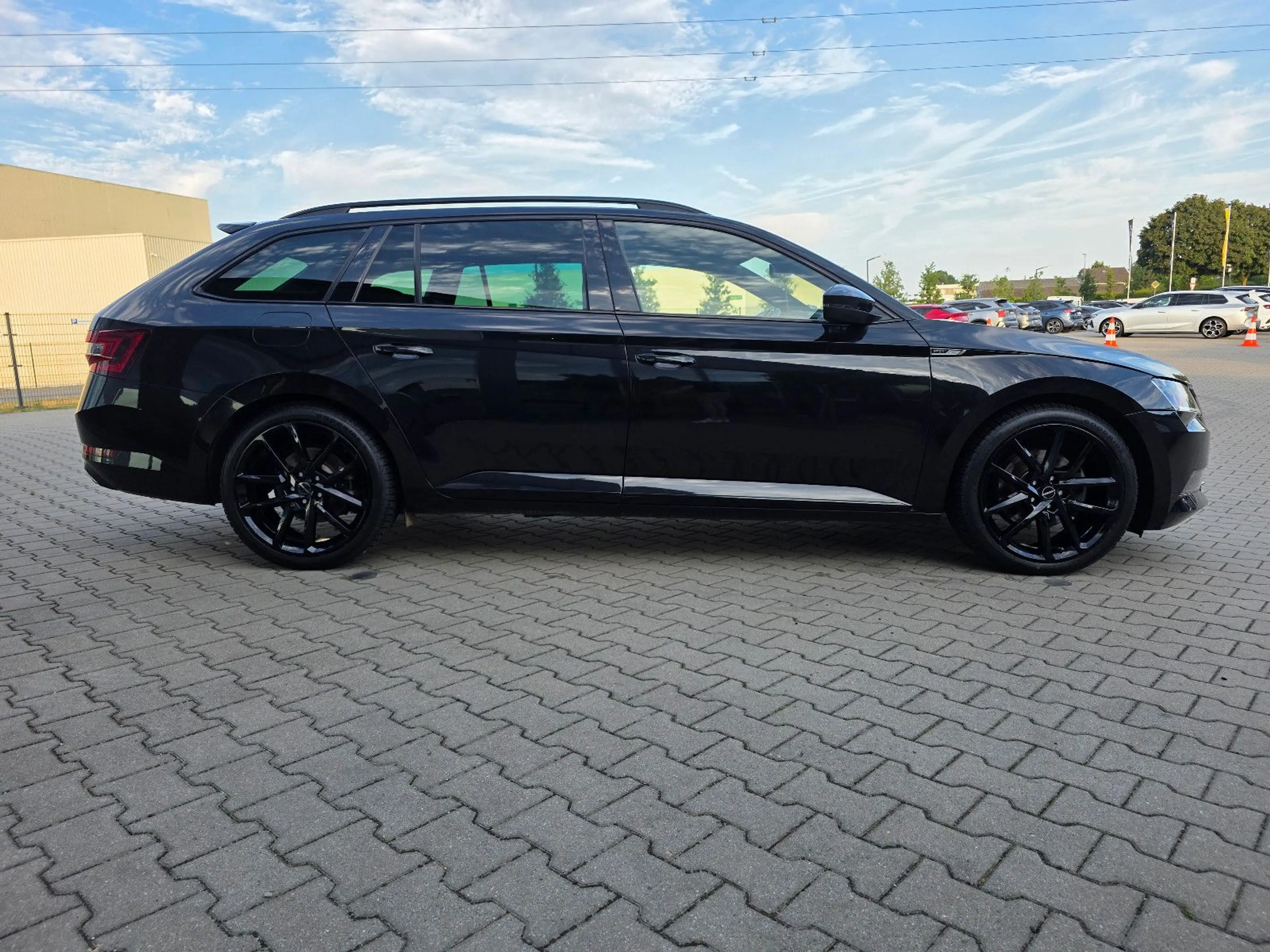 Skoda Superb Combi — photo 15