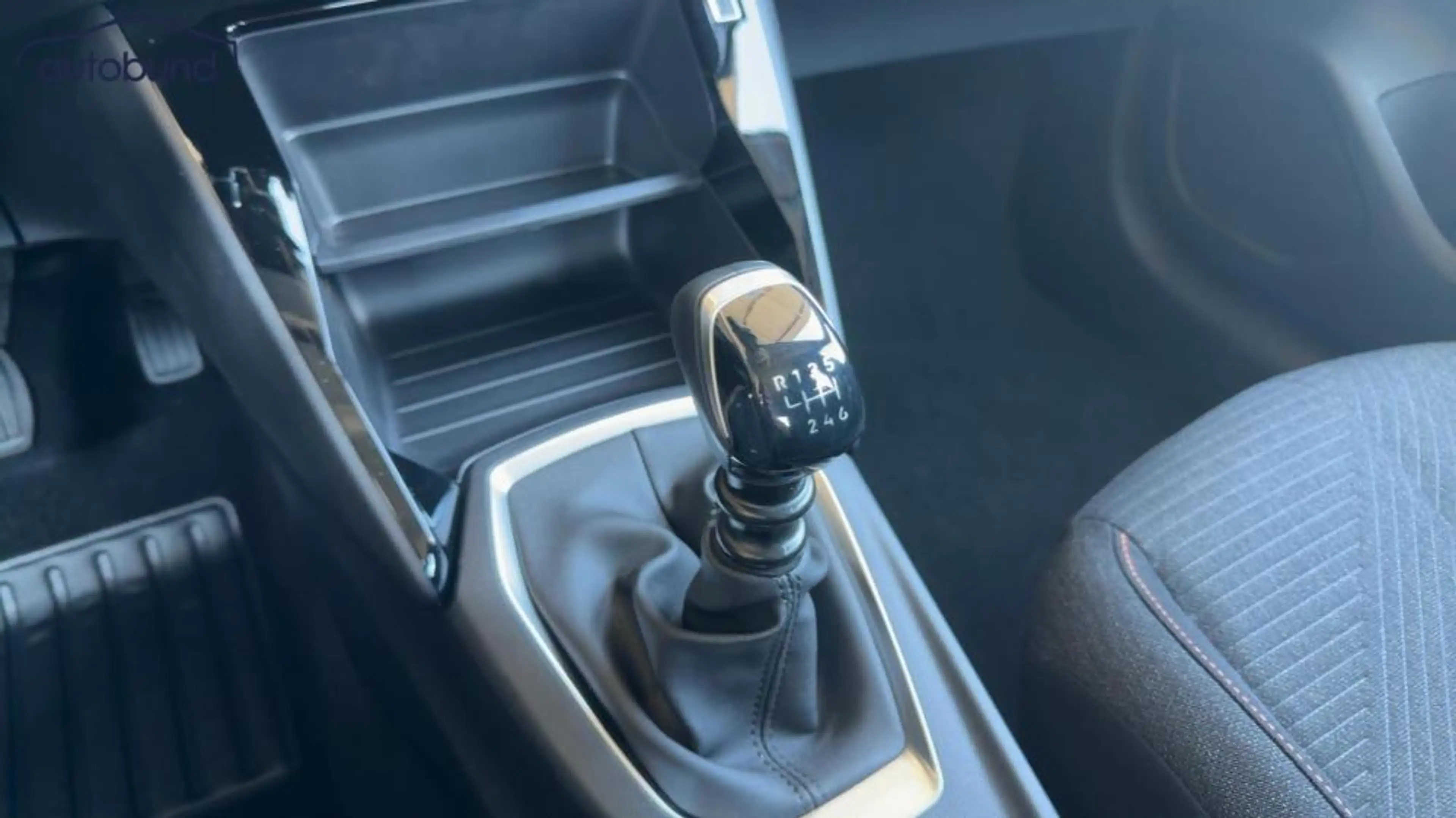 Peugeot 208 II 1,2l Turbo Style Link PDC SHA Shz — photo 14