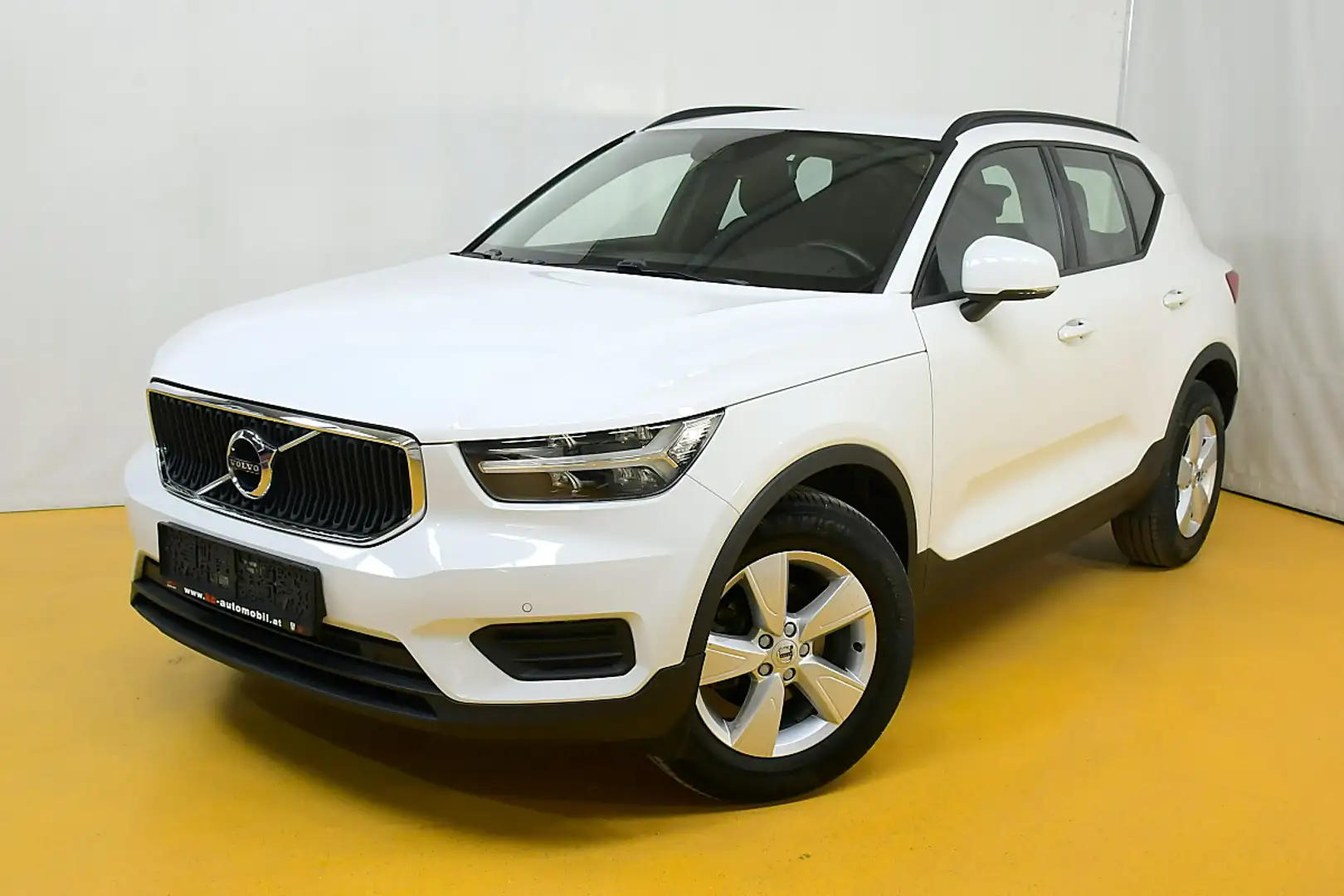Volvo XC40 T2 Momentum Core Weiß - 1