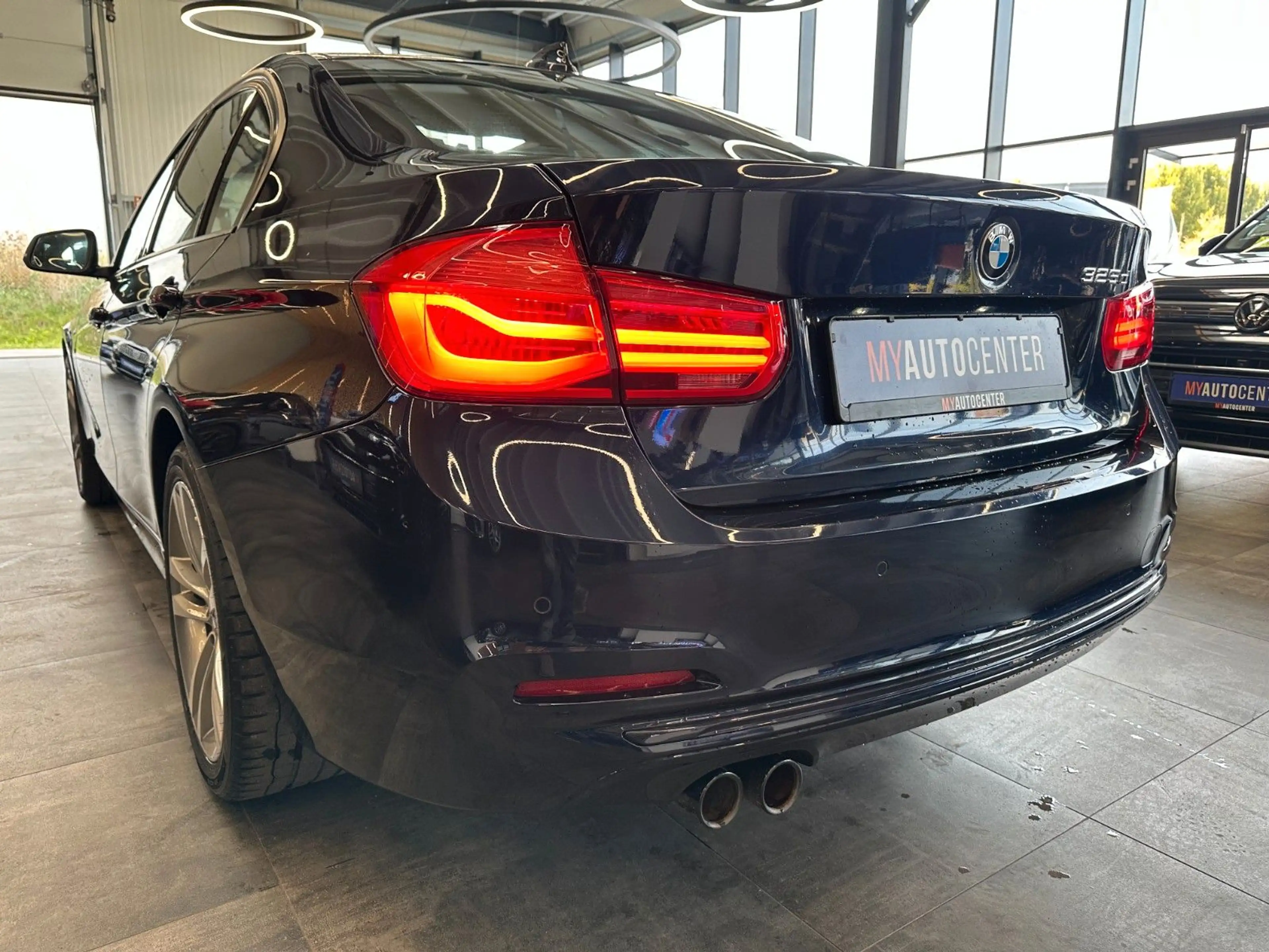 BMW 325 *KEYLESS*PANO*1.HAND*TÜV02/28*2-ZONEN*ACC*PDC — photo 5