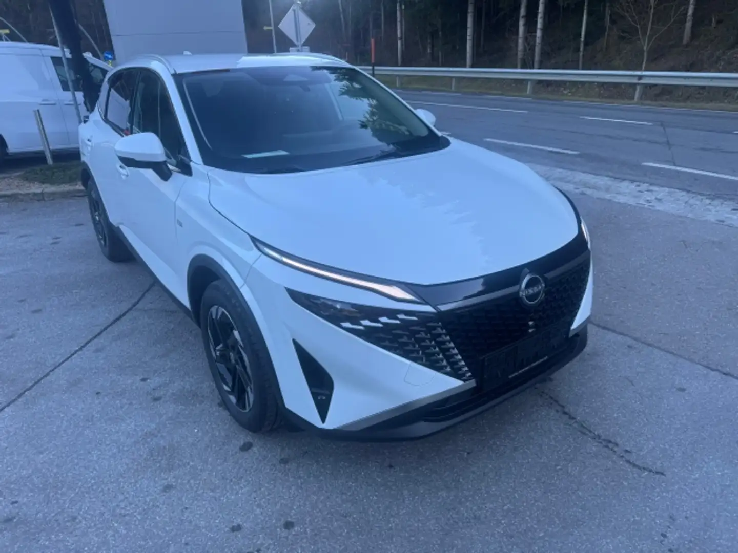 Nissan Qashqai Qashqai 1.3 DIG-T 4x4 Aut. N-Connecta Weiß - 2