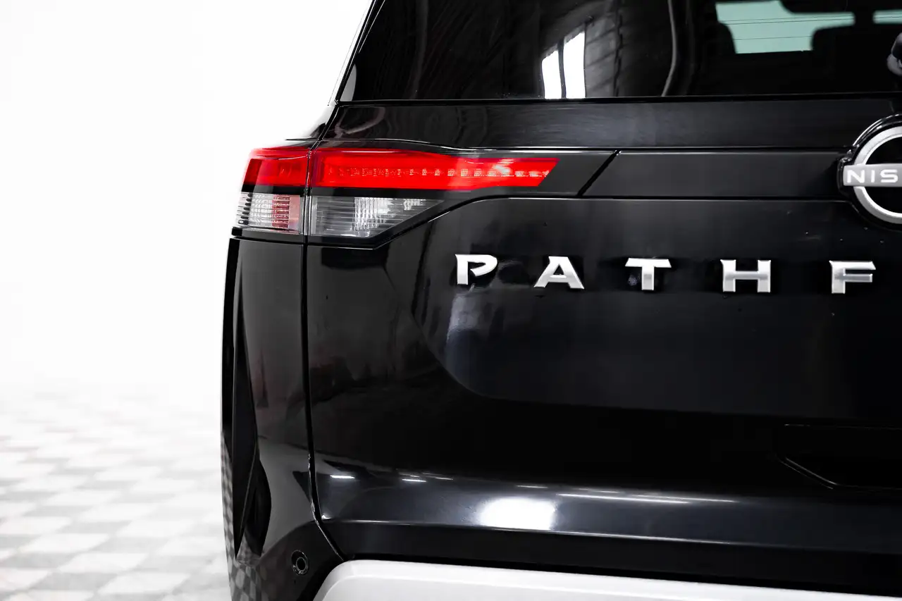 Nissan Pathfinder снимка Nissan Pathfinder
